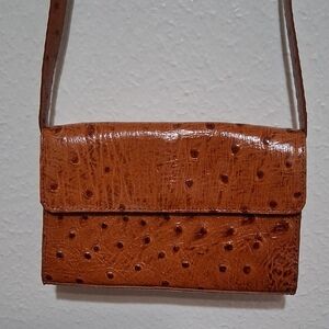 DKNY Brown Textured Crossbody BagDKNY Brown Leather Small Crossbody BagDescript